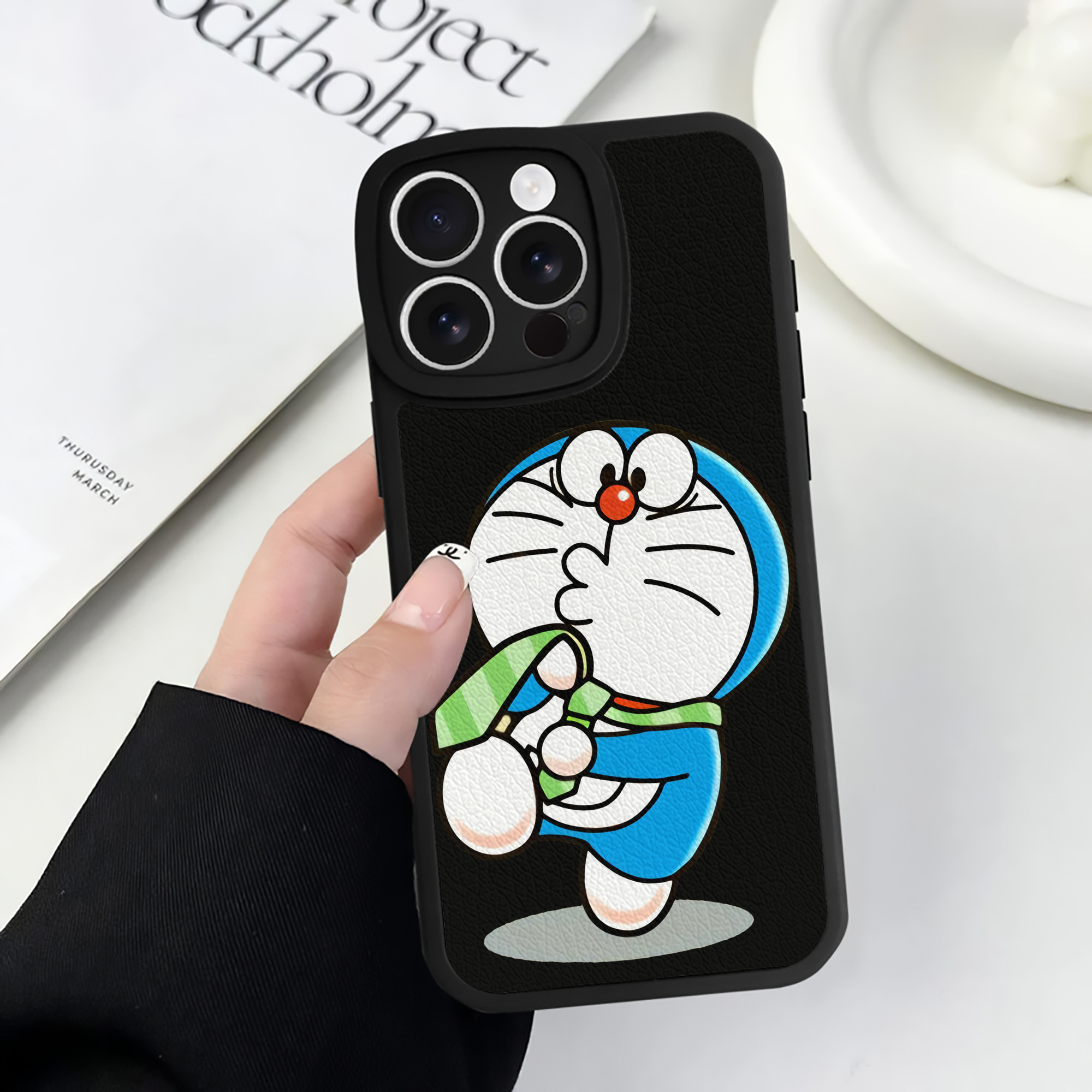 （画像用） ドラえもん Doraemon 【iPhone 16シリーズ対応】シリコンスマホケース（レザー調） 材質：シリコン